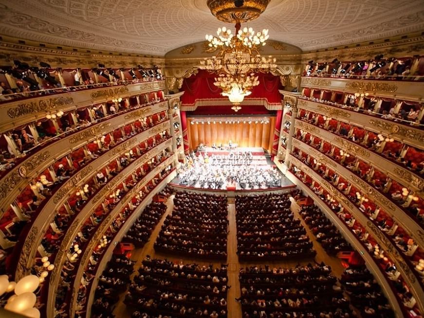 Ydre udsigt over Teatro alla Scala under et aftenarrangement